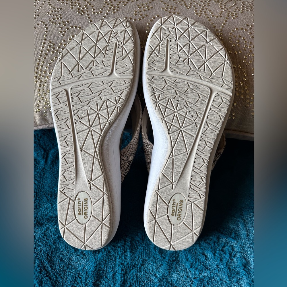 Earth Origins Like New Flip Flops - Picture 2 of 4